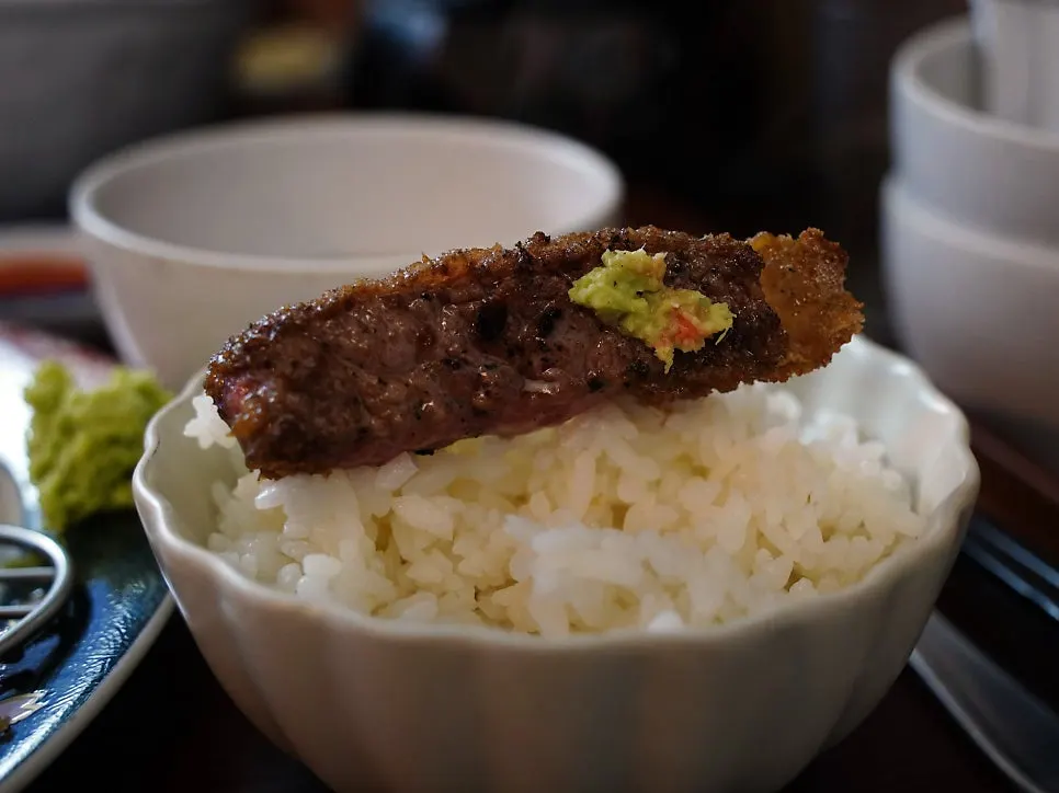 밥과 함께 먹는 규카츠와 와사비