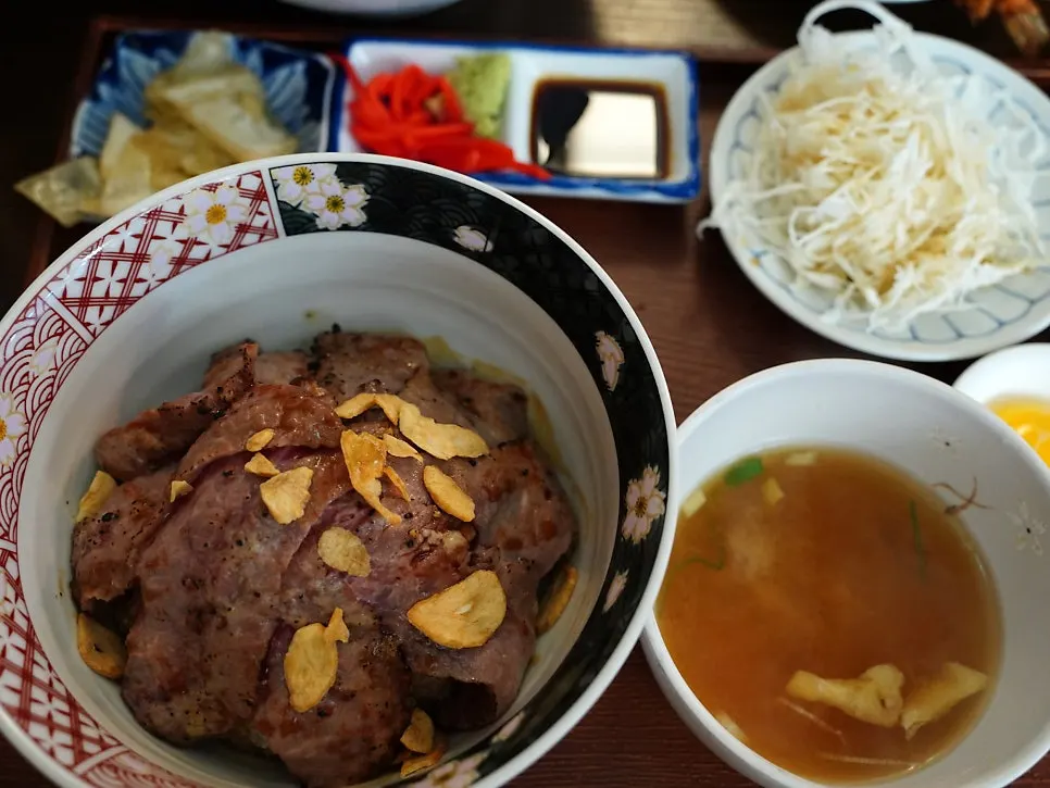 마늘칩과 노른자를 올린 스테키동