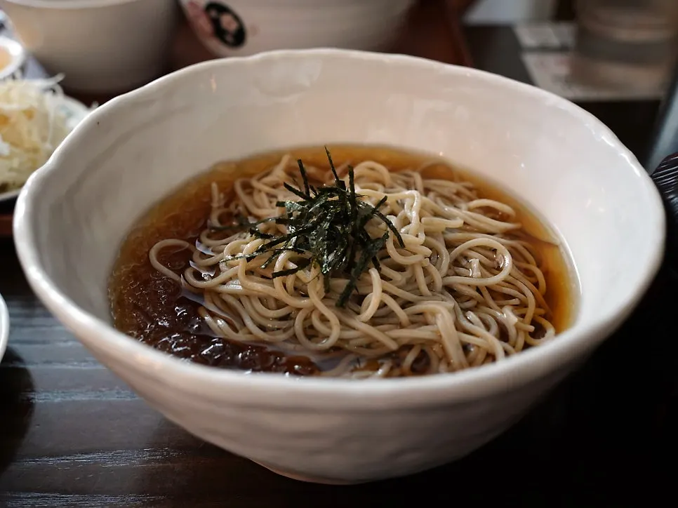 고기 메뉴와 함께 놓인 냉소바