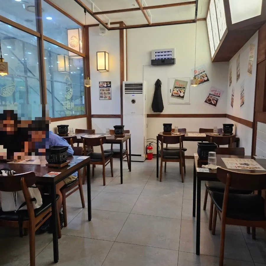 Interior of Ichigyu Gwanghwamun Branch with widely spaced tables