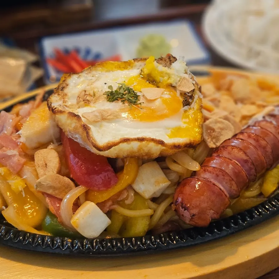 Yakisoba Napolitan stir-fried on a hot griddle