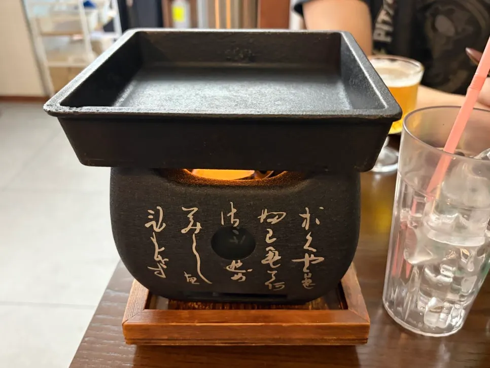 Bếp than trên bàn trước khi nướng gyukatsu