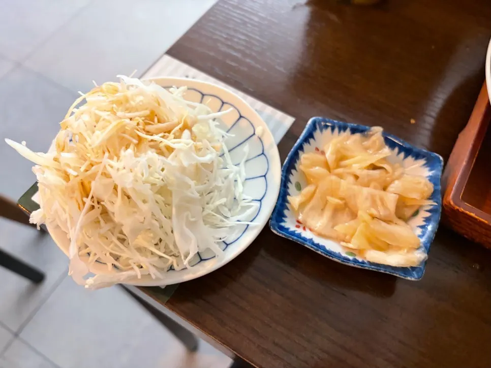 Salad bắp cải và dưa ngâm tương được refill thêm