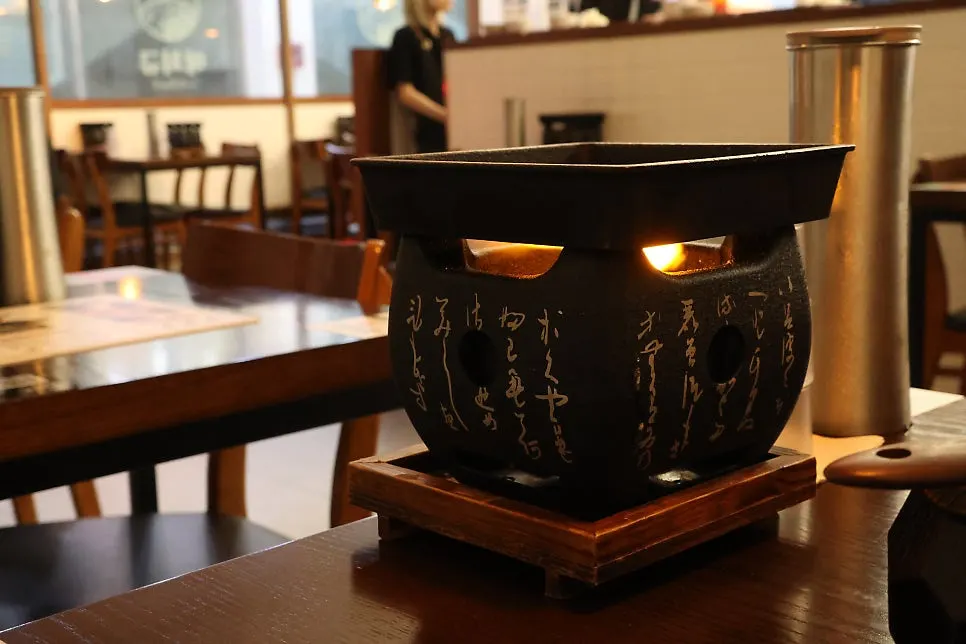 화로와 철판이 준비된 좌석
