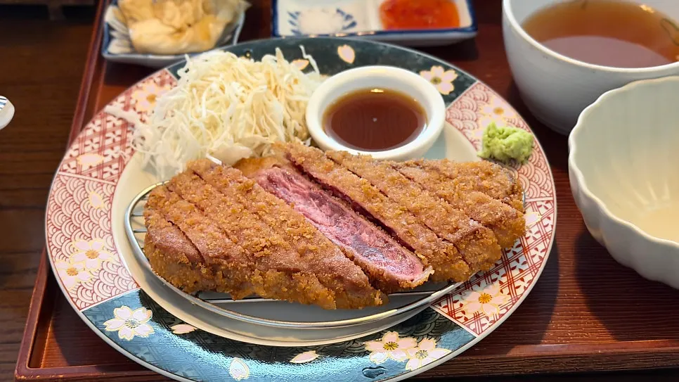 채끝 규카츠 단면과 튀김옷