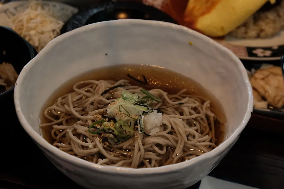 차갑게 나온 메밀면과 국물