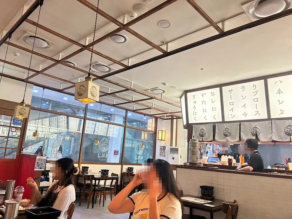 좌석 간격이 넓은 이치규 광화문점 홀