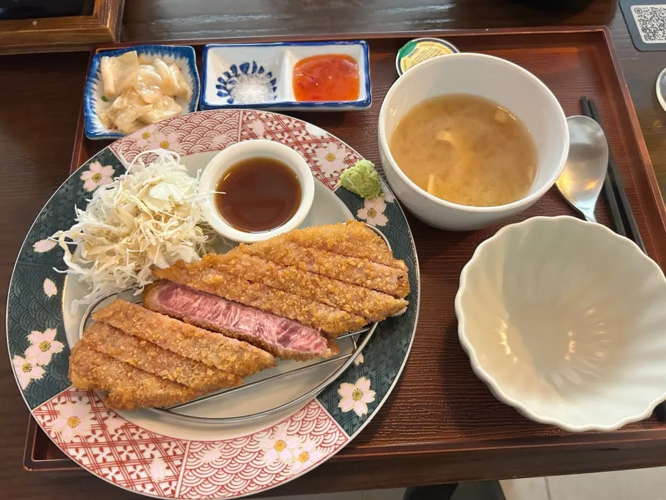 채끝 규카츠 정식 한 상 차림