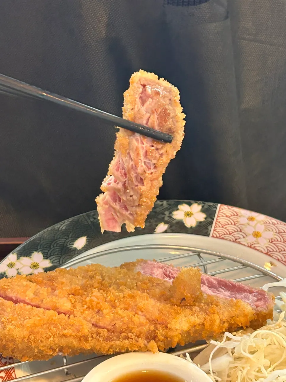 겉만 살짝 구운 규카츠 단면