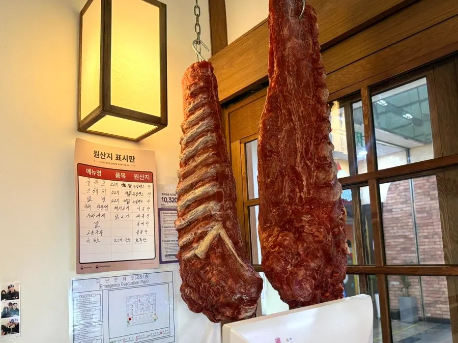 Tables for two and four at Ichigyu Gwanghwamun Branch