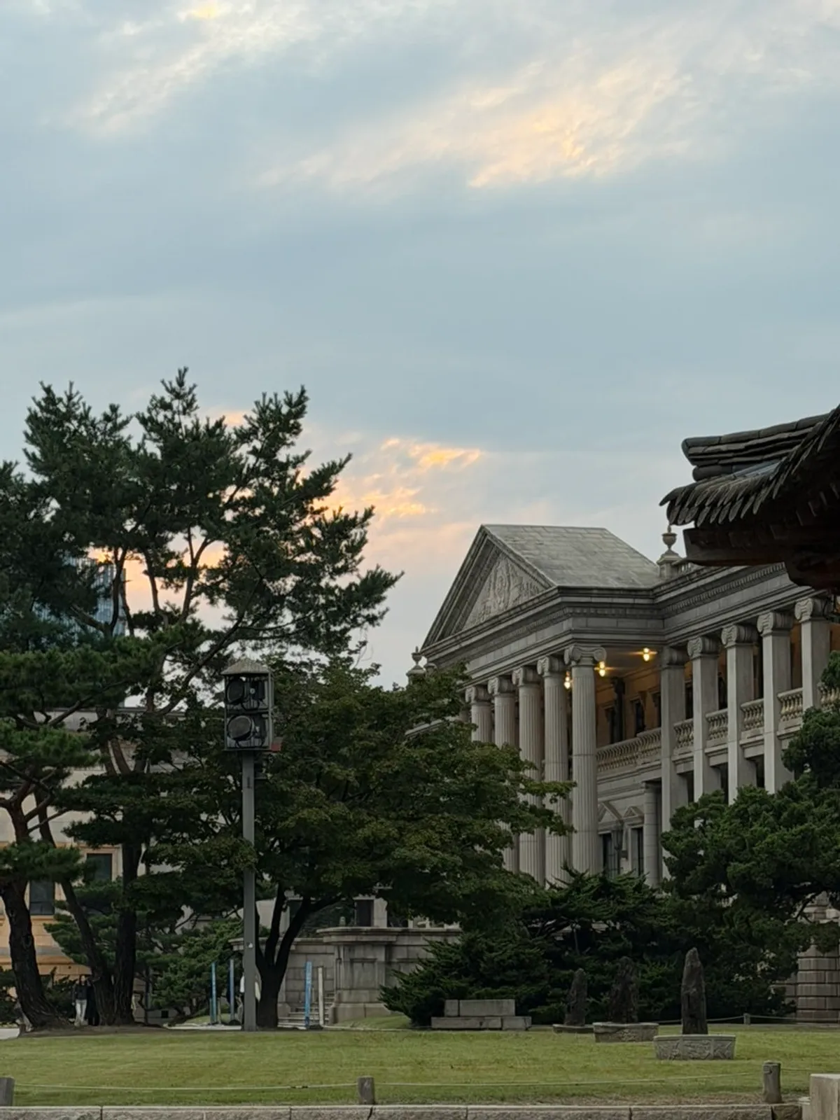 Vertical photo near the entrance of Ichigyu Gwanghwamun Branch