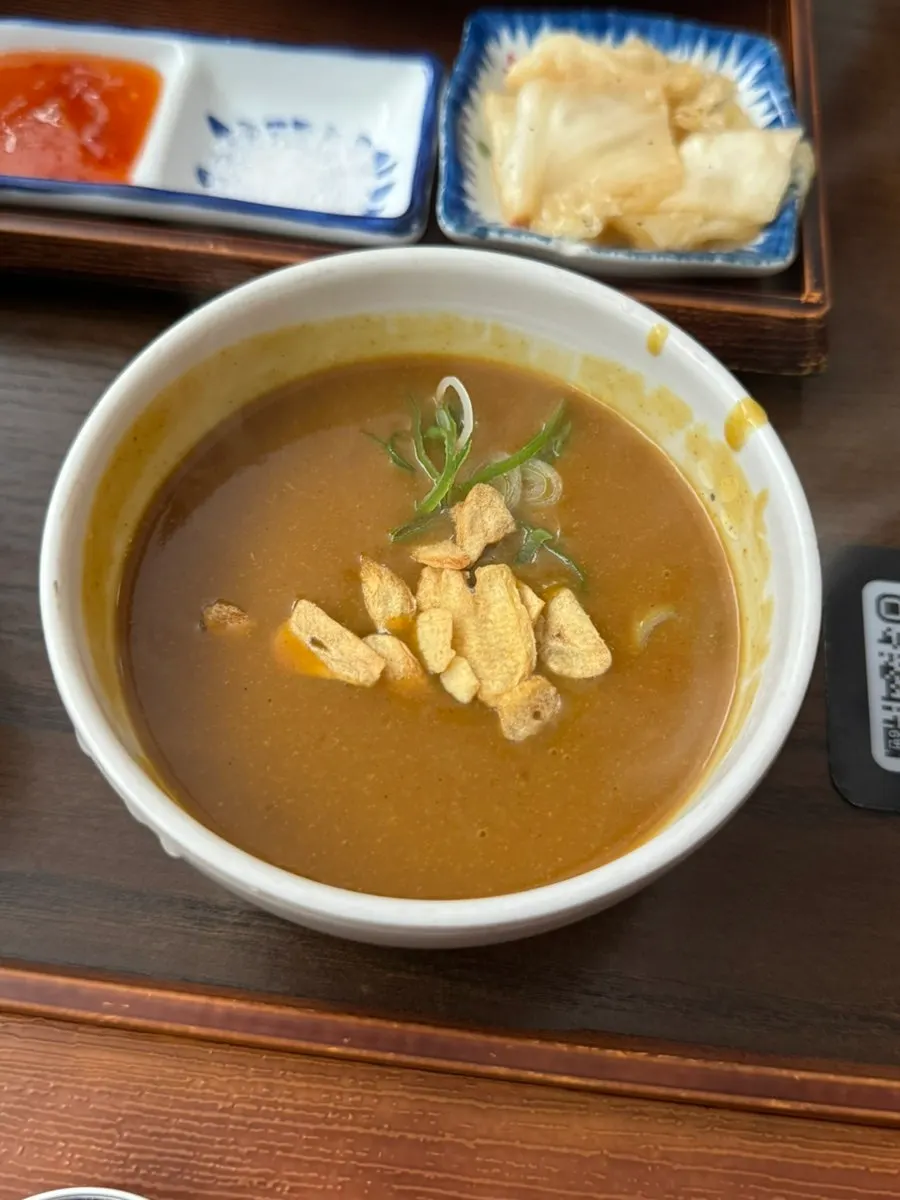 Mini curry topped with garlic flakes