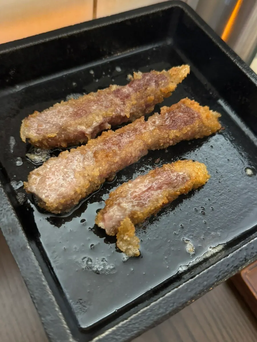 Grill plate with a rim to prevent oil splatter