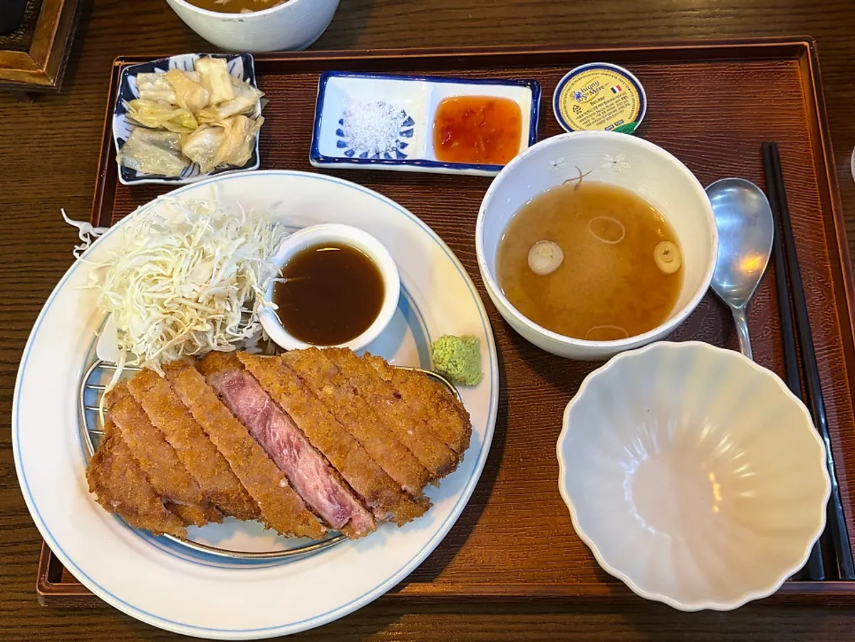 먼저 나온 정식 밥과 반찬 플레이팅