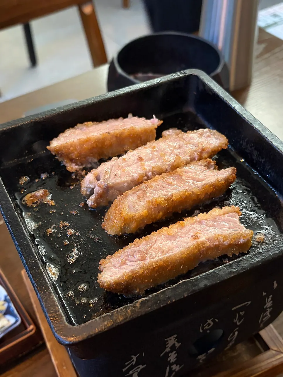 화로에서 겉면만 살짝 익어가는 규카츠