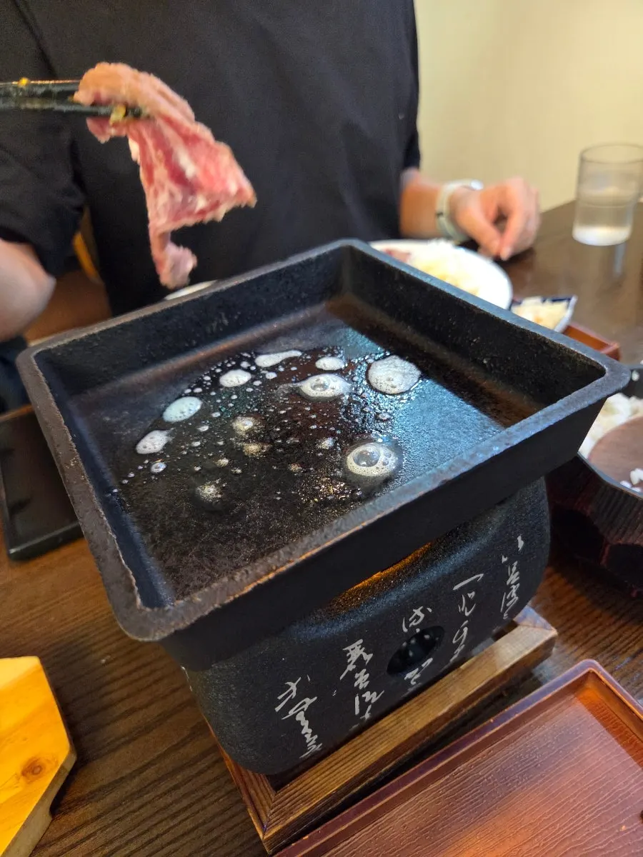 화로에 구워지는 규카츠 단면