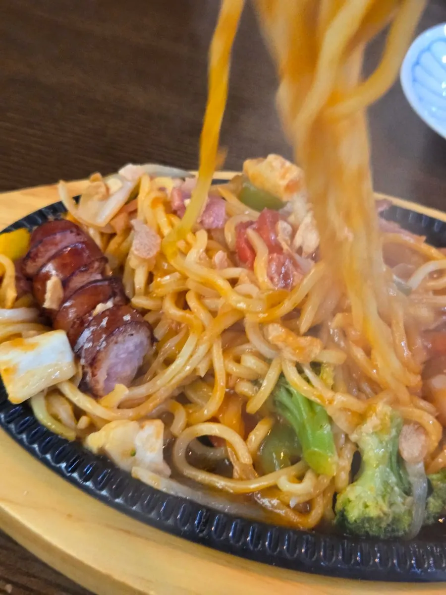 철판에 담긴 야끼소바 나폴리탄