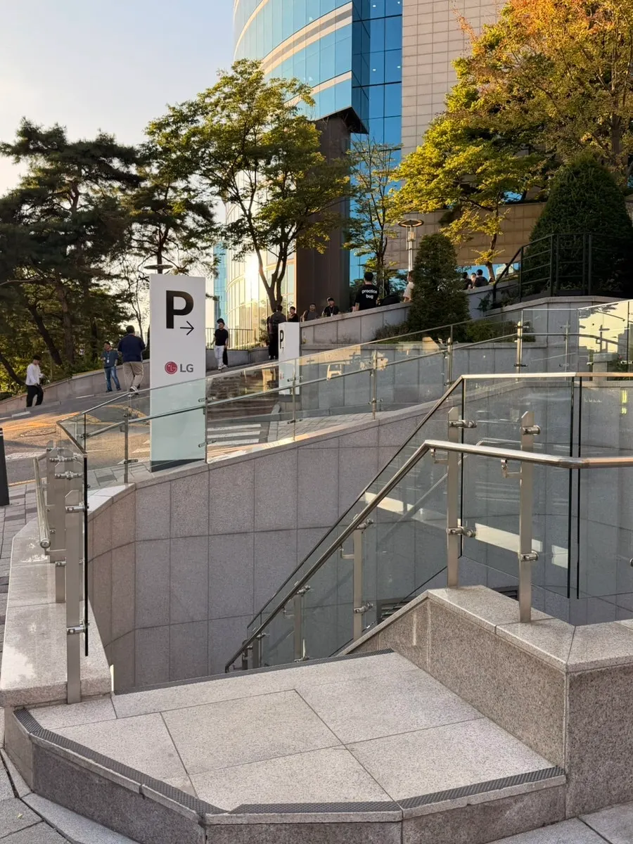LG서울역빌딩 지하 식당가로 내려가는 계단