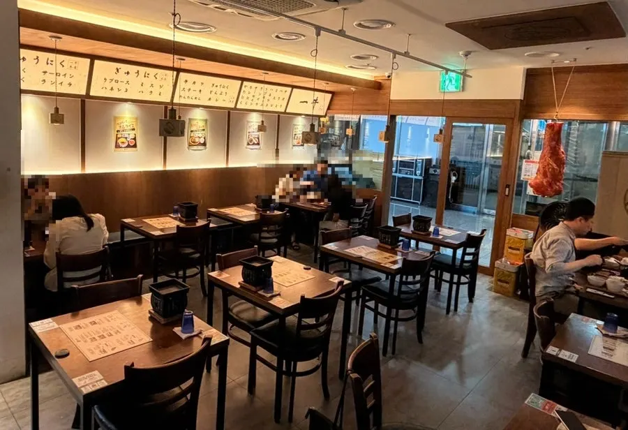 우드톤으로 꾸며진 이치규 서울역점 내부