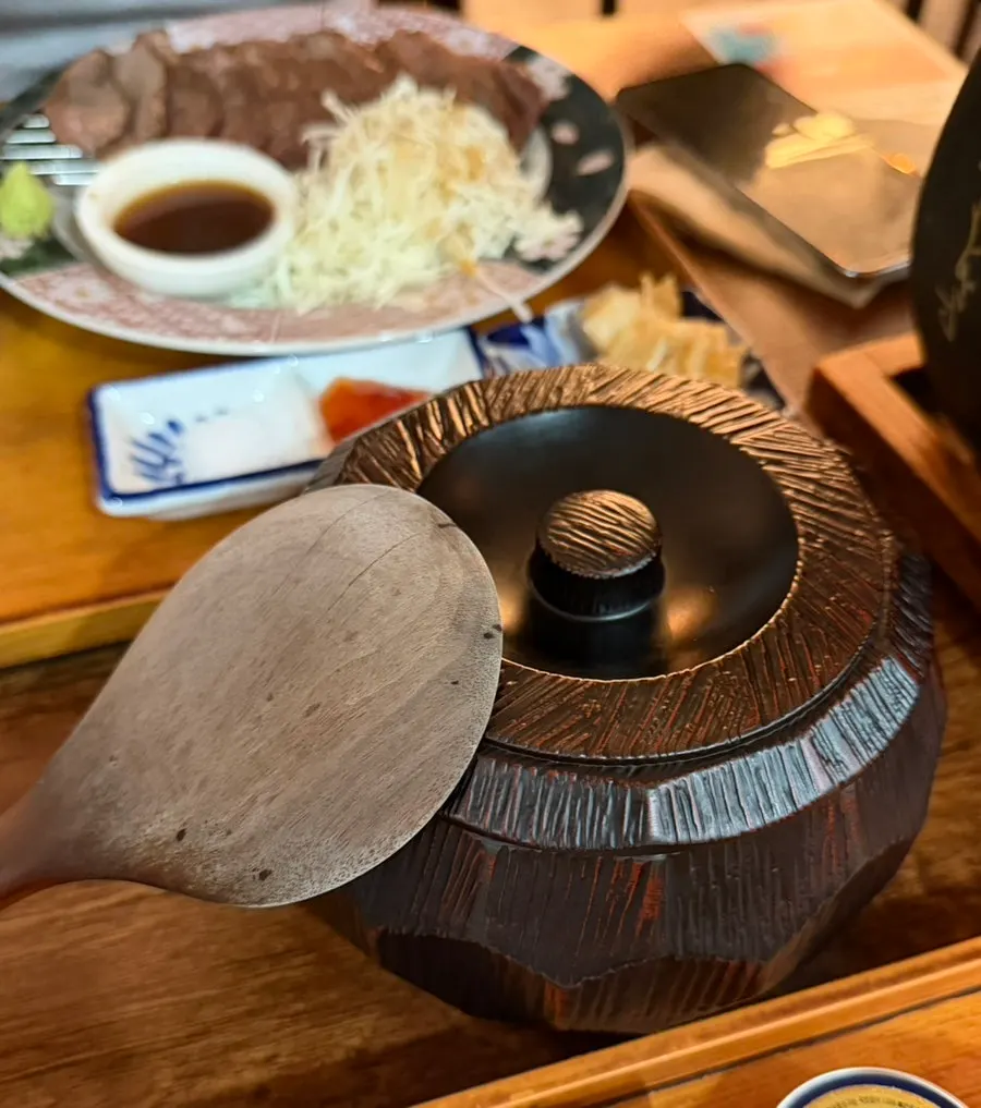 통으로 나온 따끈한 밥