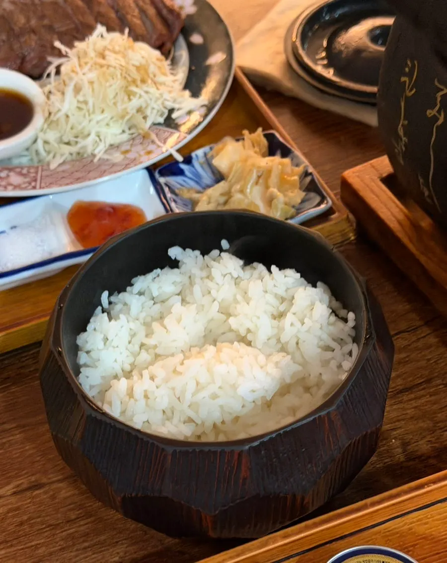 밥통에서 밥을 덜어내는 모습