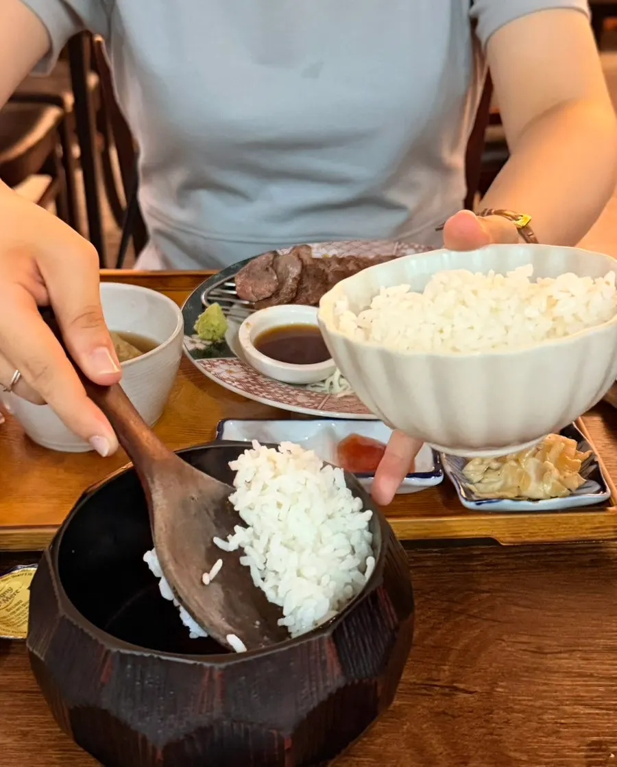 공기에 덜어 담은 밥