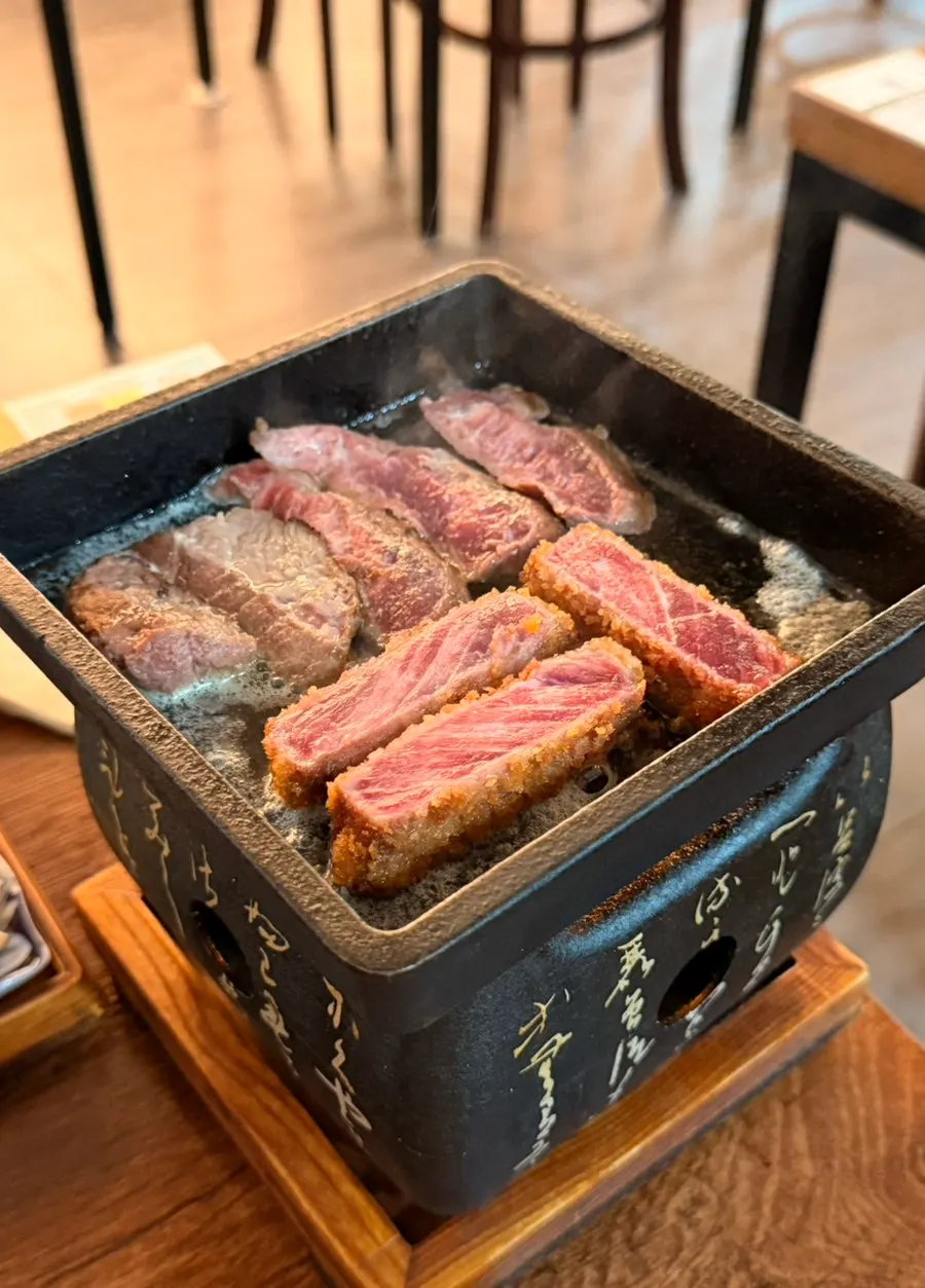 화로 판 위 이즈니 버터에 구워지는 규카츠