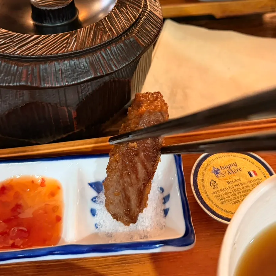 앞뒤만 살짝 익힌 규카츠 한 점