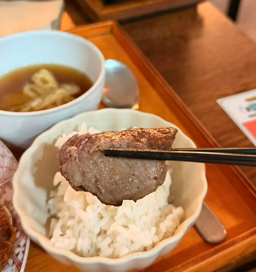 밥과 장국이 함께 나온 스테키 정식 상차림