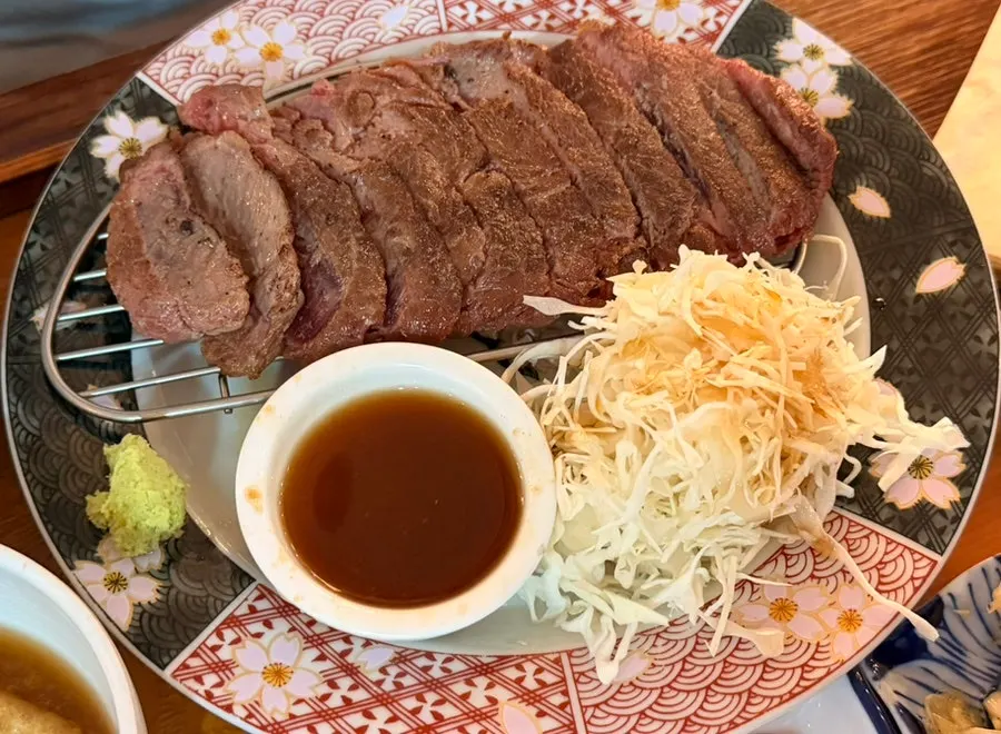 화로에 올려 굽는 스테키 정식 고기