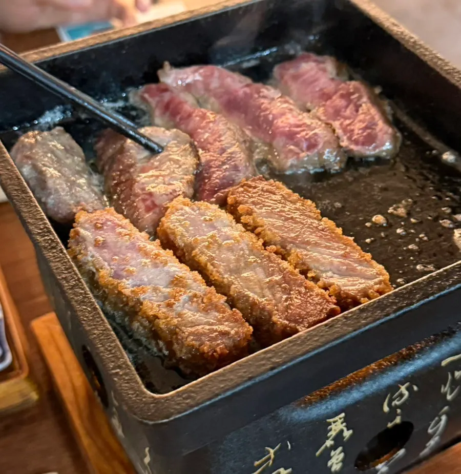 겉만 살짝 익힌 스테키 고기 단면