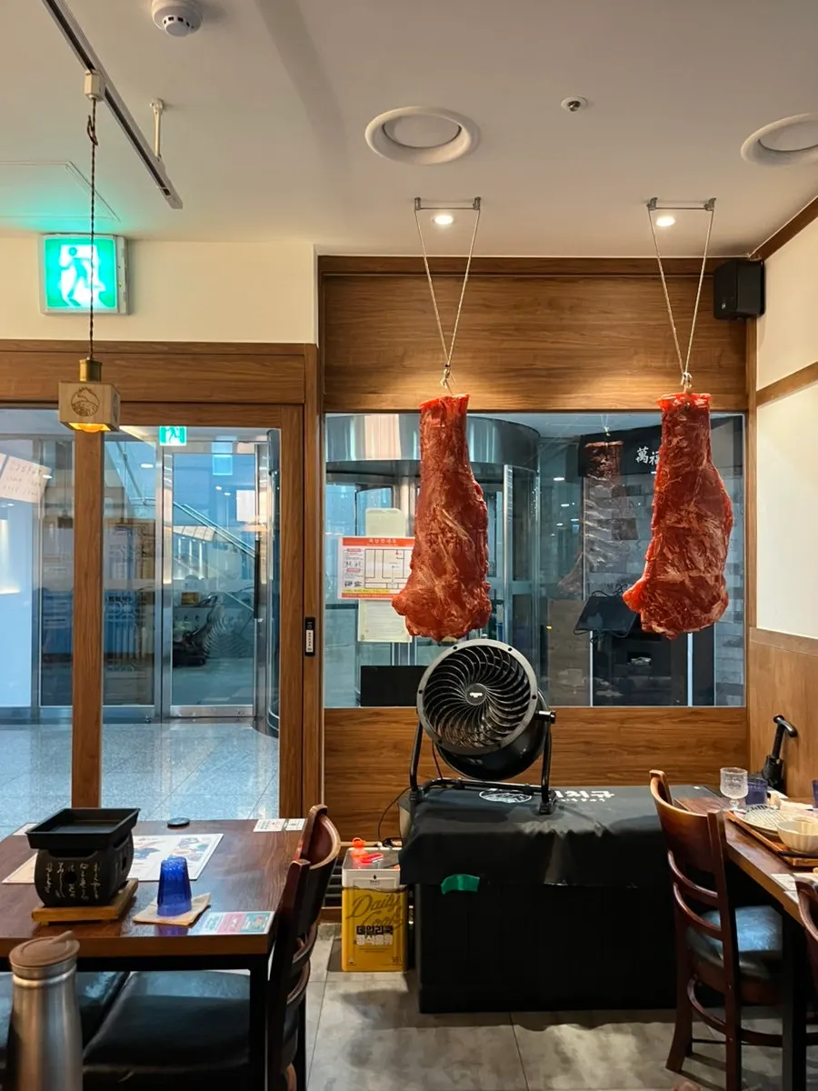 테이블에 놓인 안내판