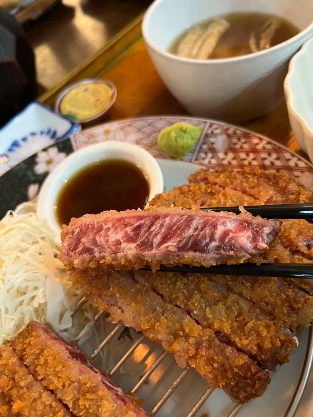 선홍빛 단면의 채끝 규카츠