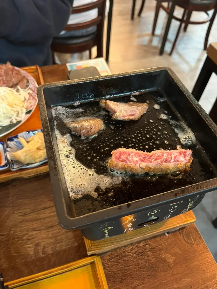 고기 빛깔이 보이는 규카츠 클로즈업