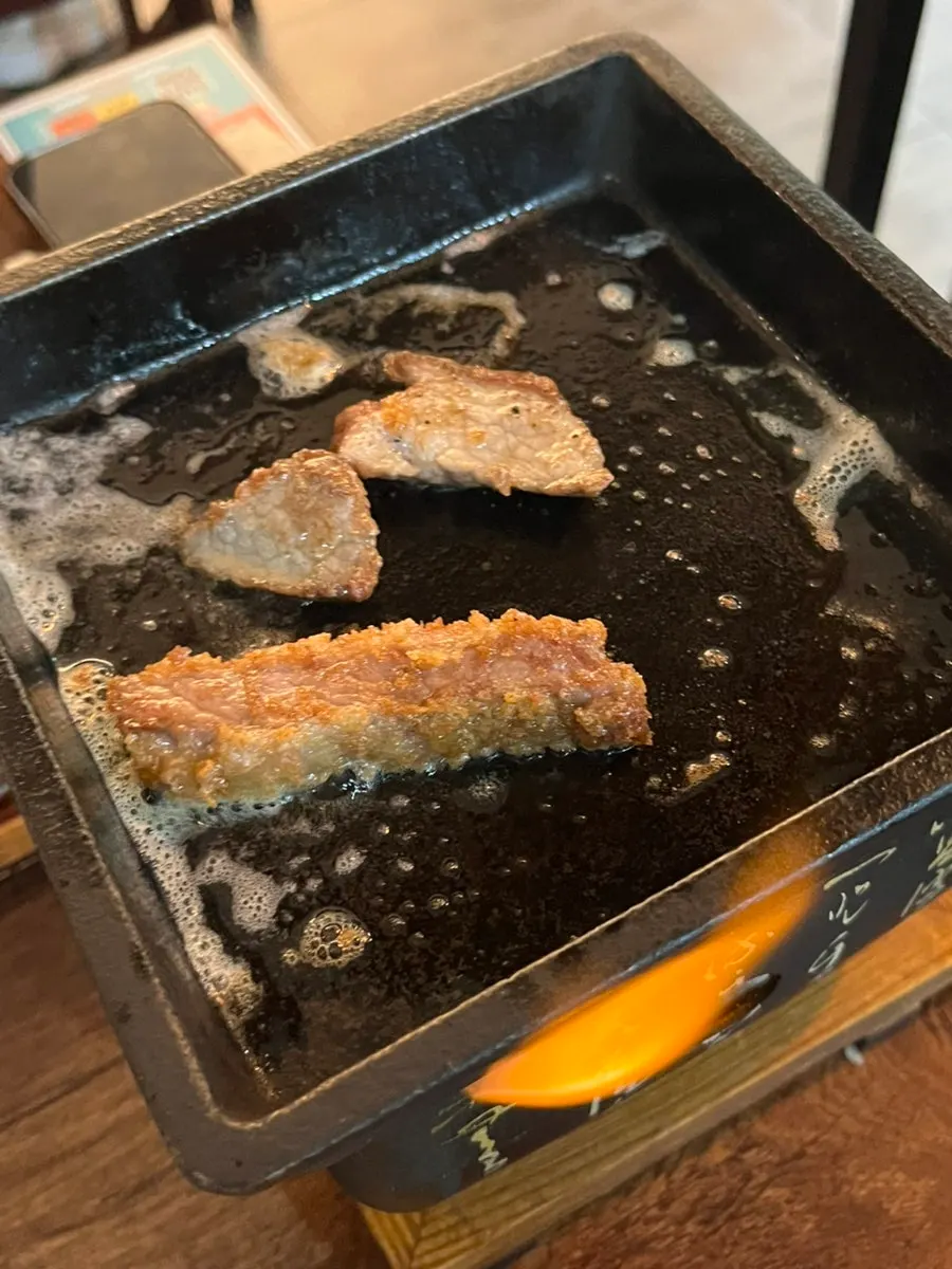 버터 두른 돌판에서 굽는 규카츠