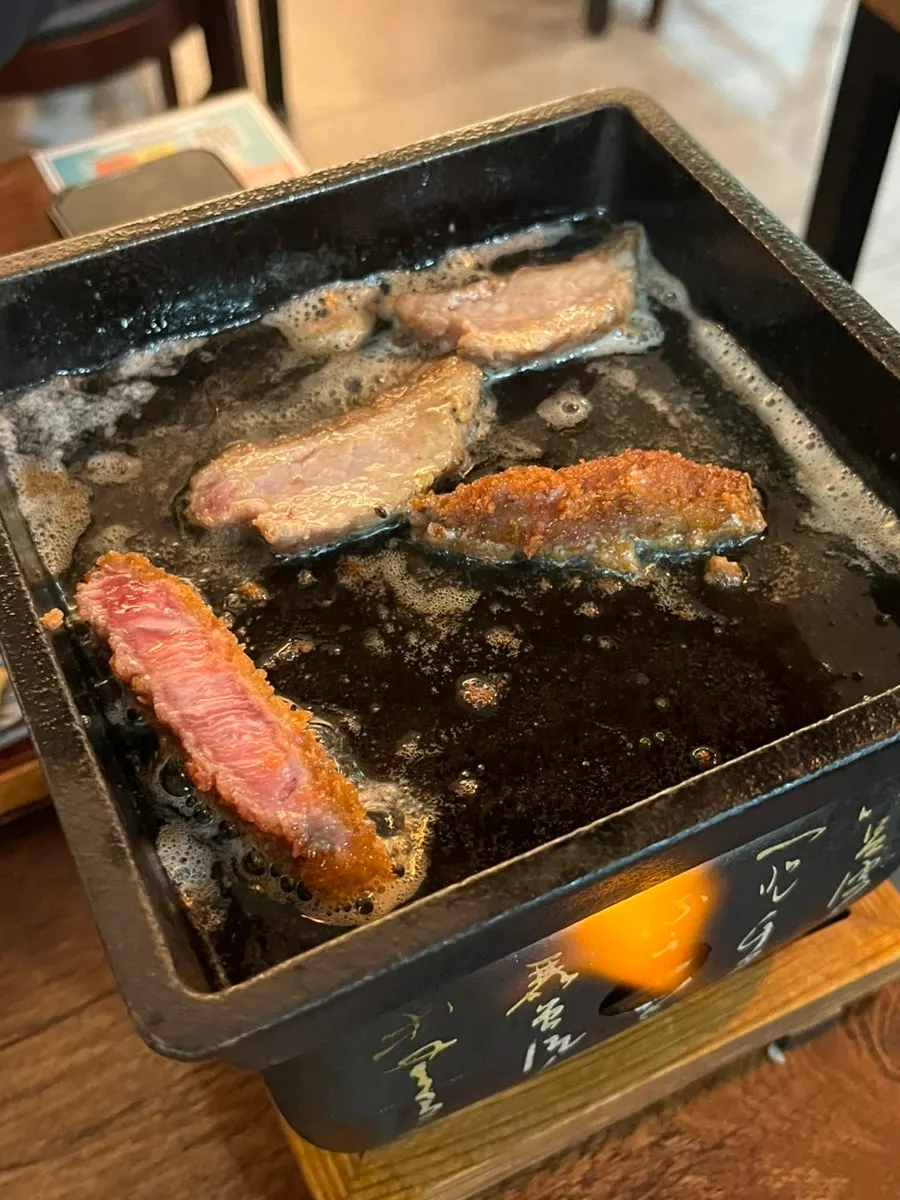 돌판 옆에 고인 버터 기름