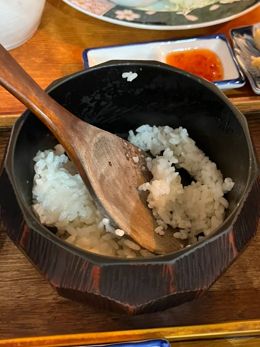 주걱으로 덜어 먹는 공기밥