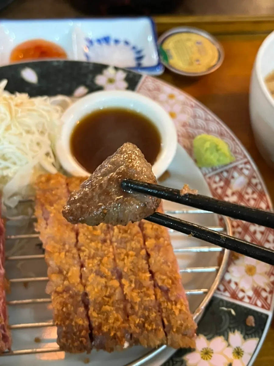 와사비 올린 규카츠 한 점
