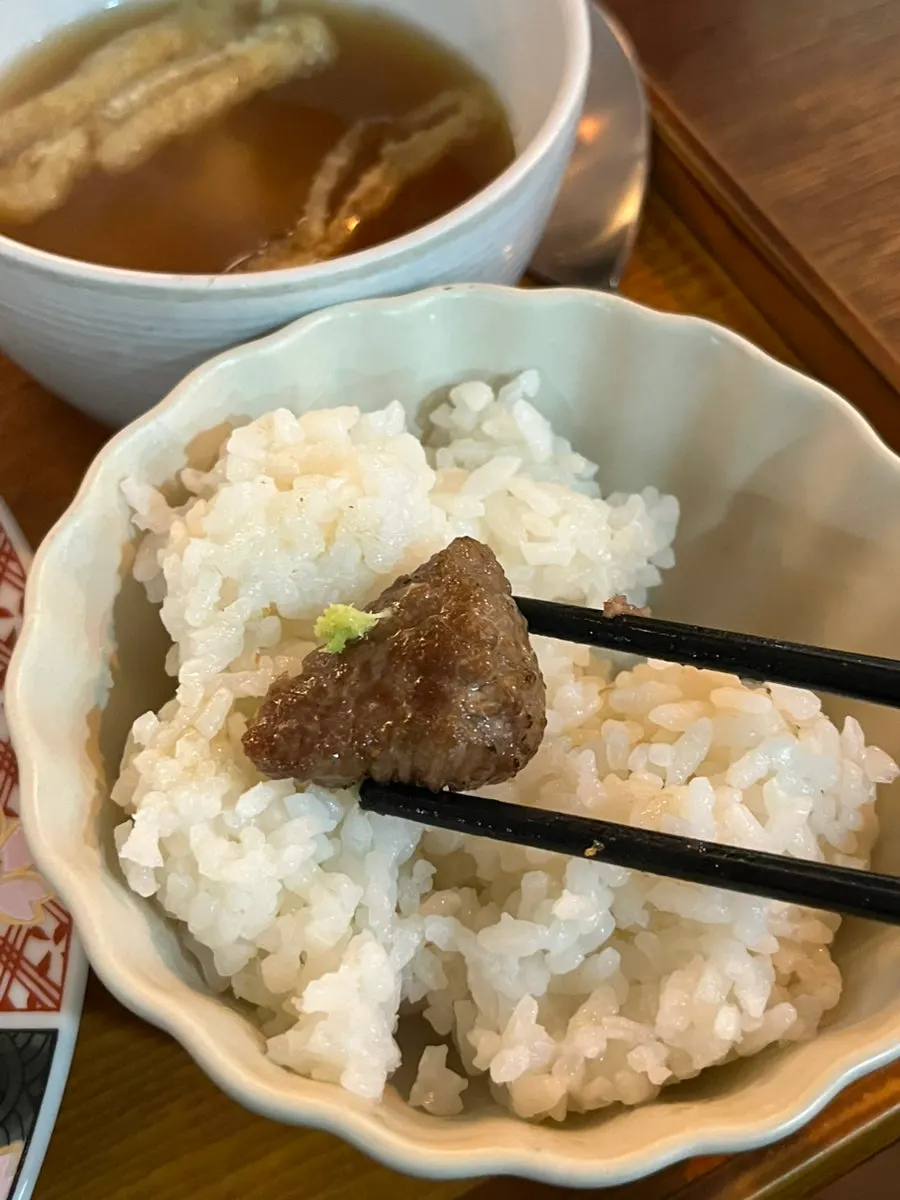 규카츠와 밥을 함께 담은 상차림