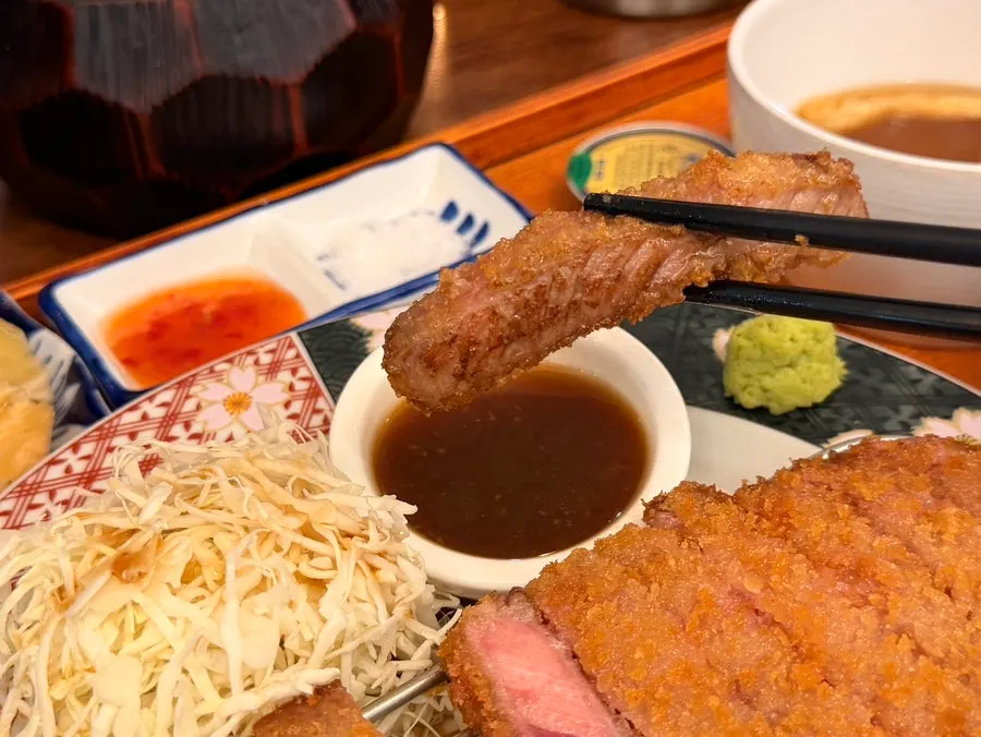 개별 화로에 규카츠를 올려 굽는 모습