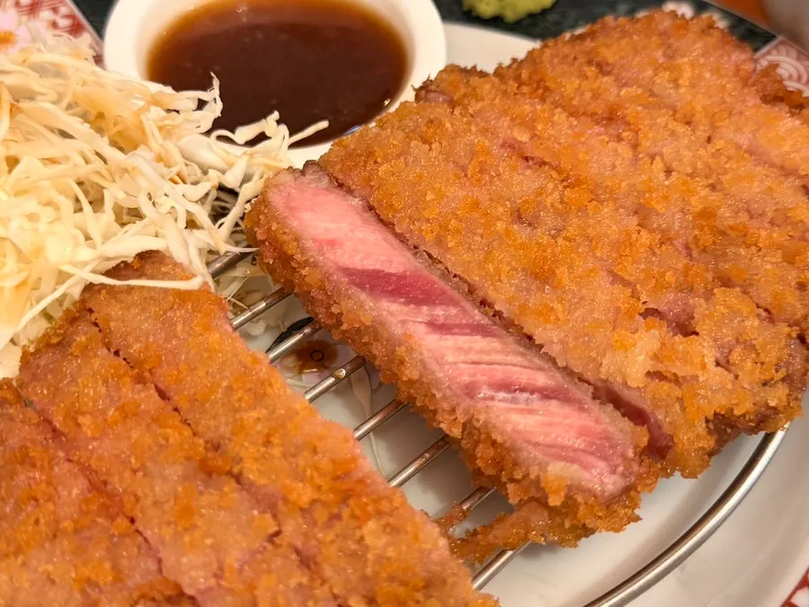 와사비를 올린 채끝 규카츠 한 점