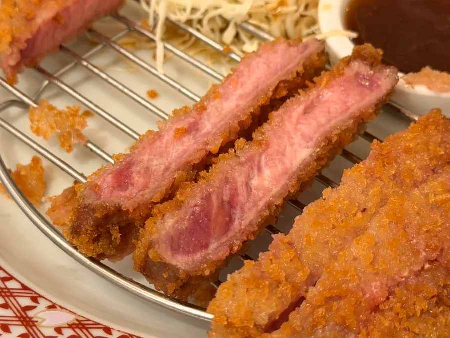 특제소스에 찍은 규카츠