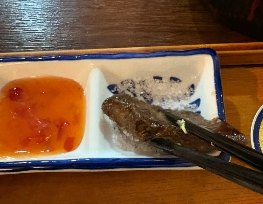 스테키 한 점에 와사비와 절임을 올린 모습