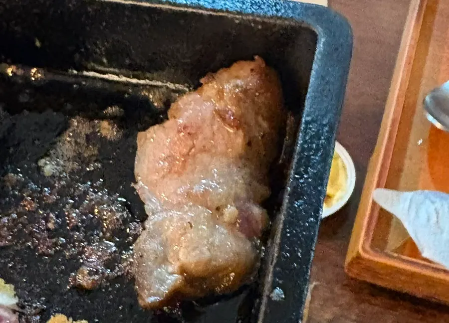 얇은 튀김옷 속 붉은 고기가 보이는 규카츠 단면