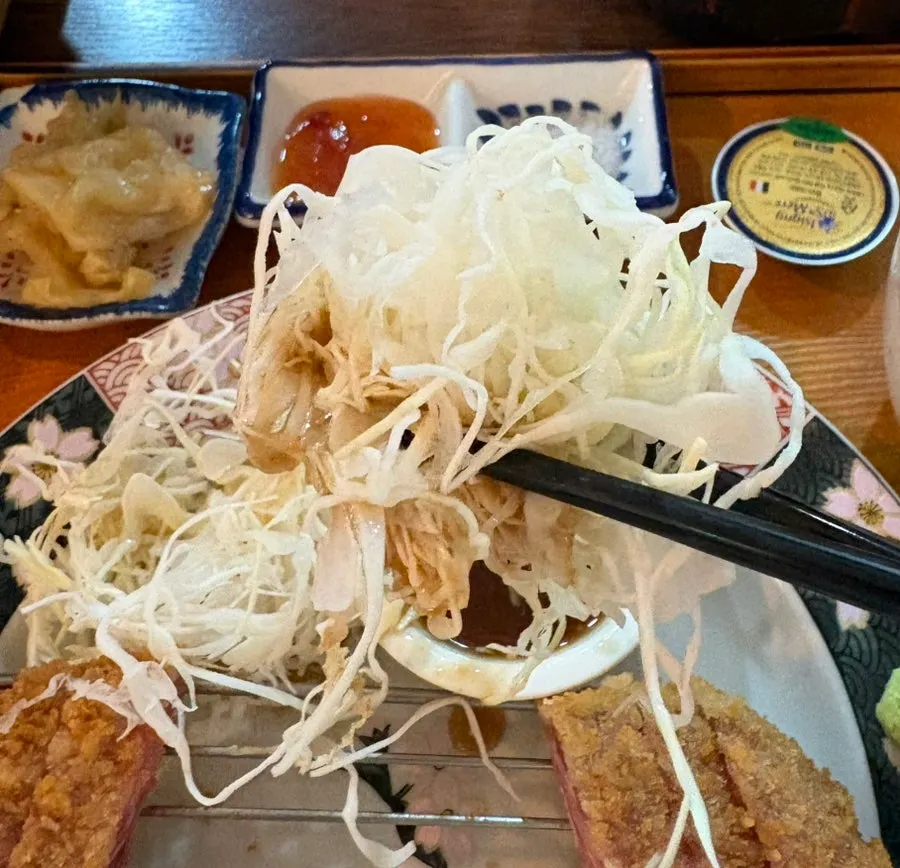 화로에 한 조각씩 올려 익히는 규카츠