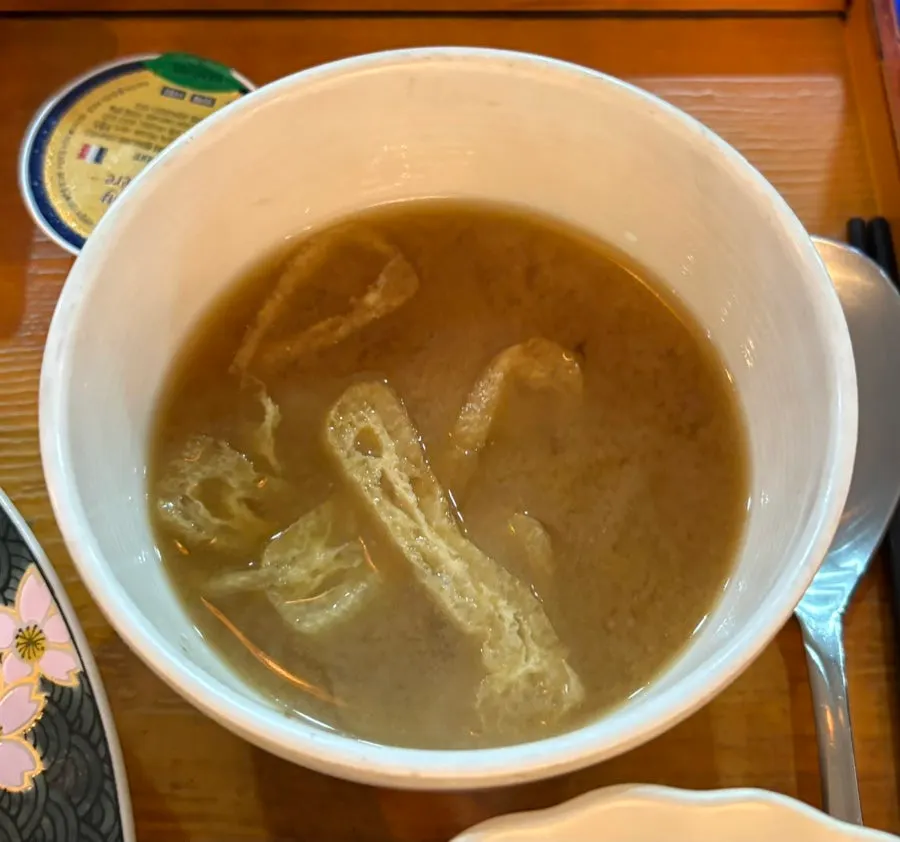 따뜻한 흰밥과 함께 먹는 스테키 한 점