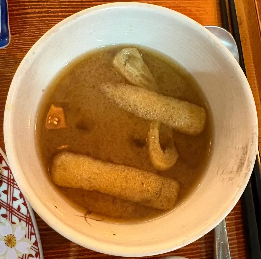규카츠와 흰밥을 함께 담은 한 끼 구성