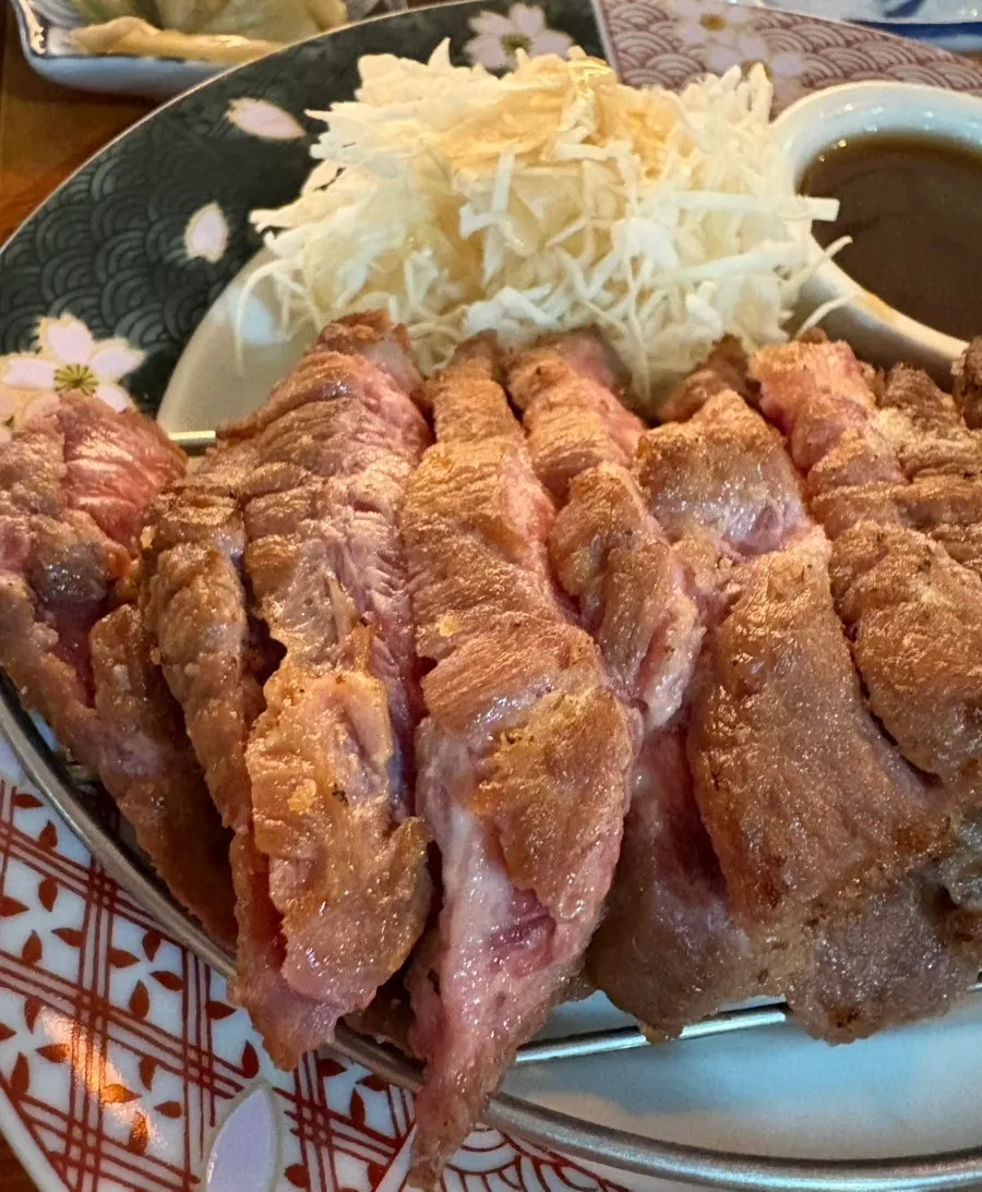 고기 사이에 먹기 좋은 새콤한 채소 곁들임 반찬