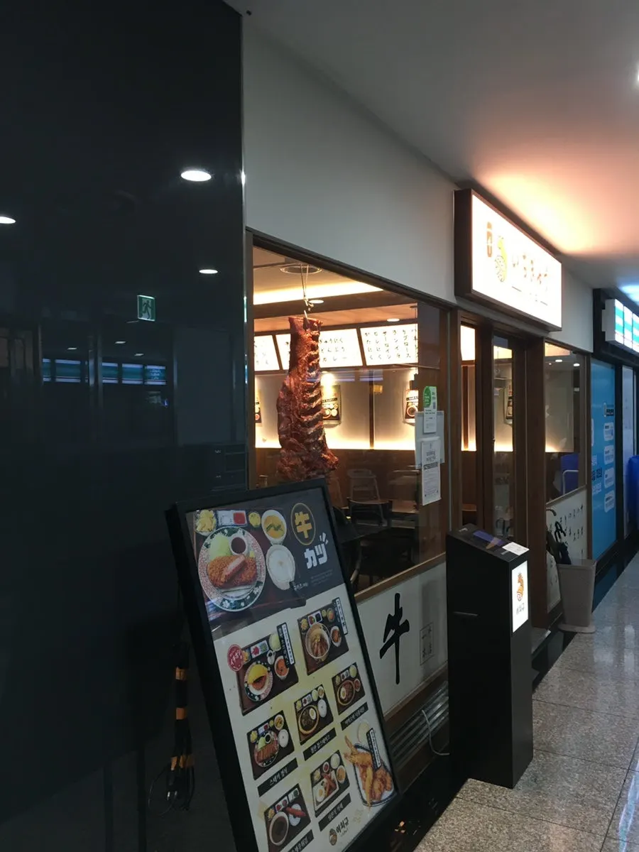 Entrance to Ichigyu Seoul Station Branch next to a basement convenience store