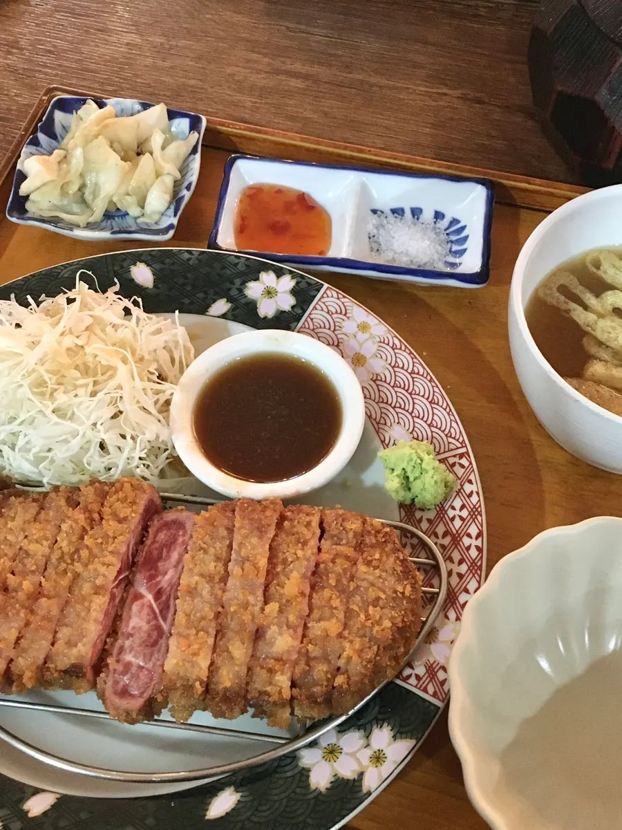 Plate of the basic-size gyukatsu